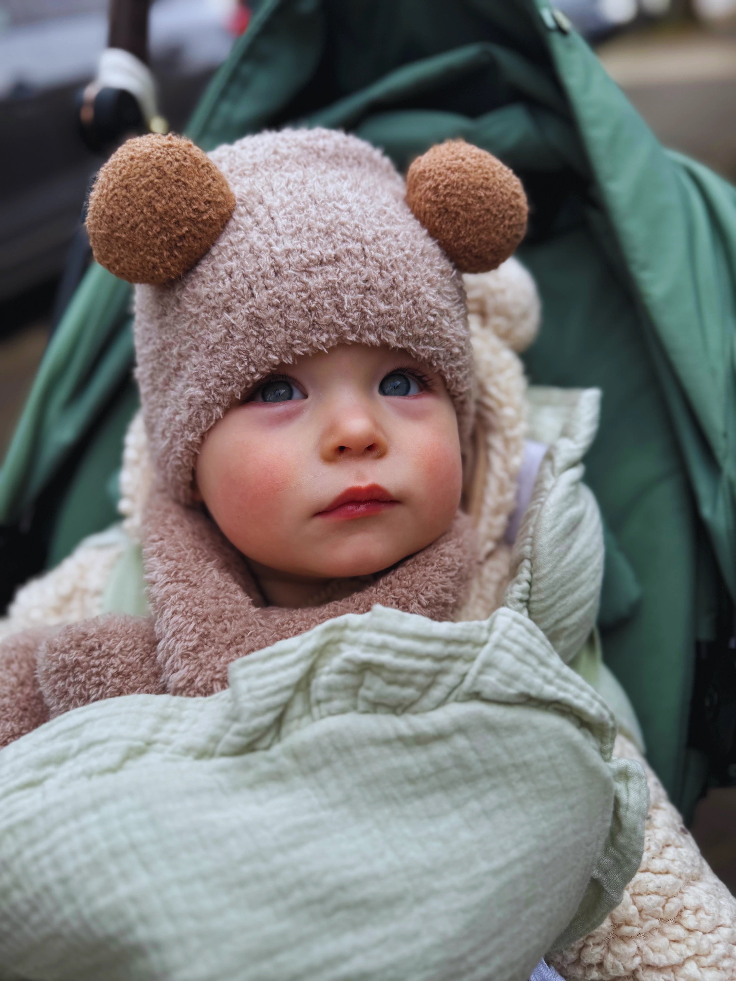 Chaleur Douillette & Praticité Tout-en-Un | Le Bonnet Ourson avec Écharpe Intégrée