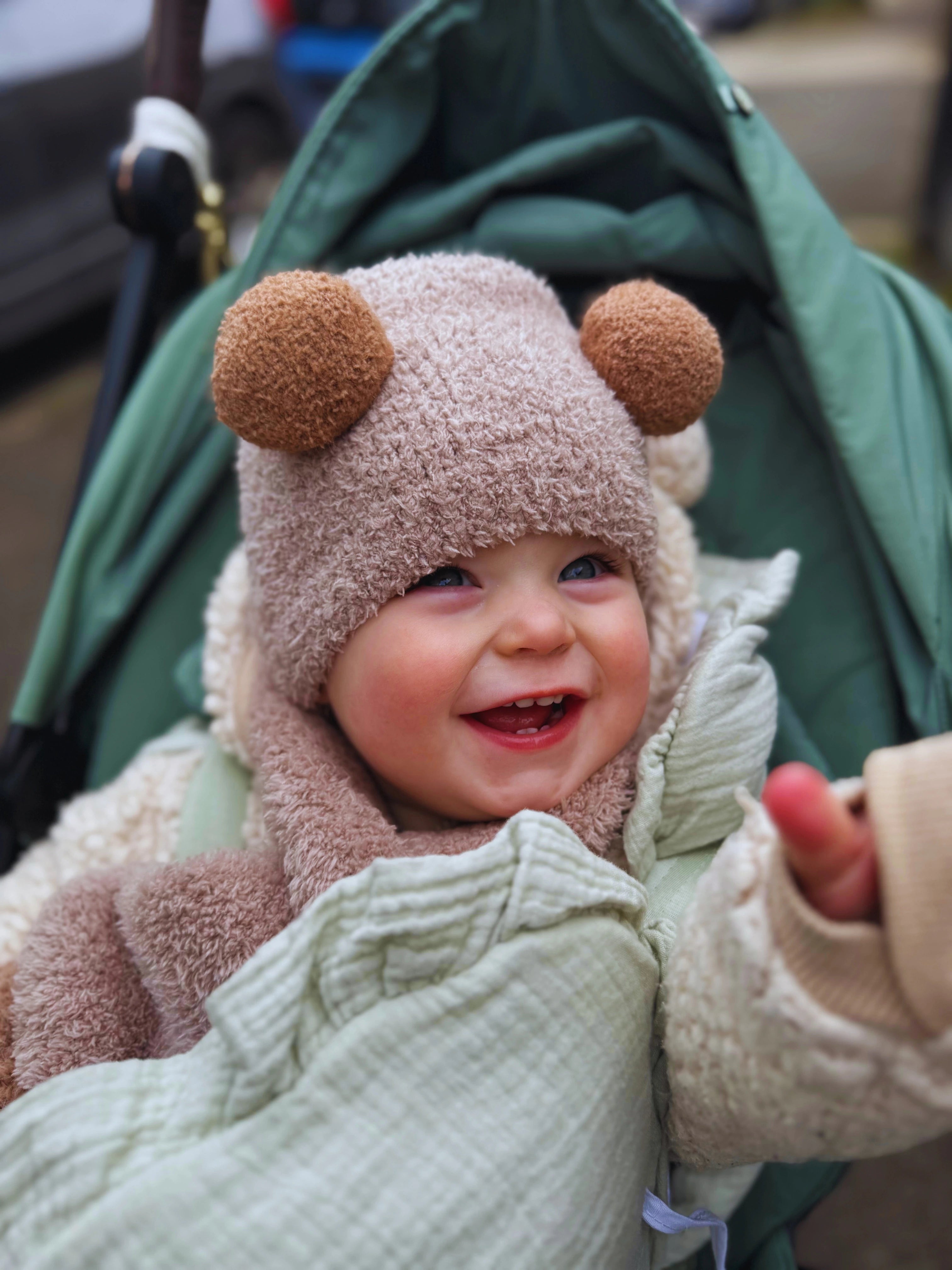 Chaleur Douillette & Praticité Tout-en-Un | Le Bonnet Ourson avec Écharpe Intégrée