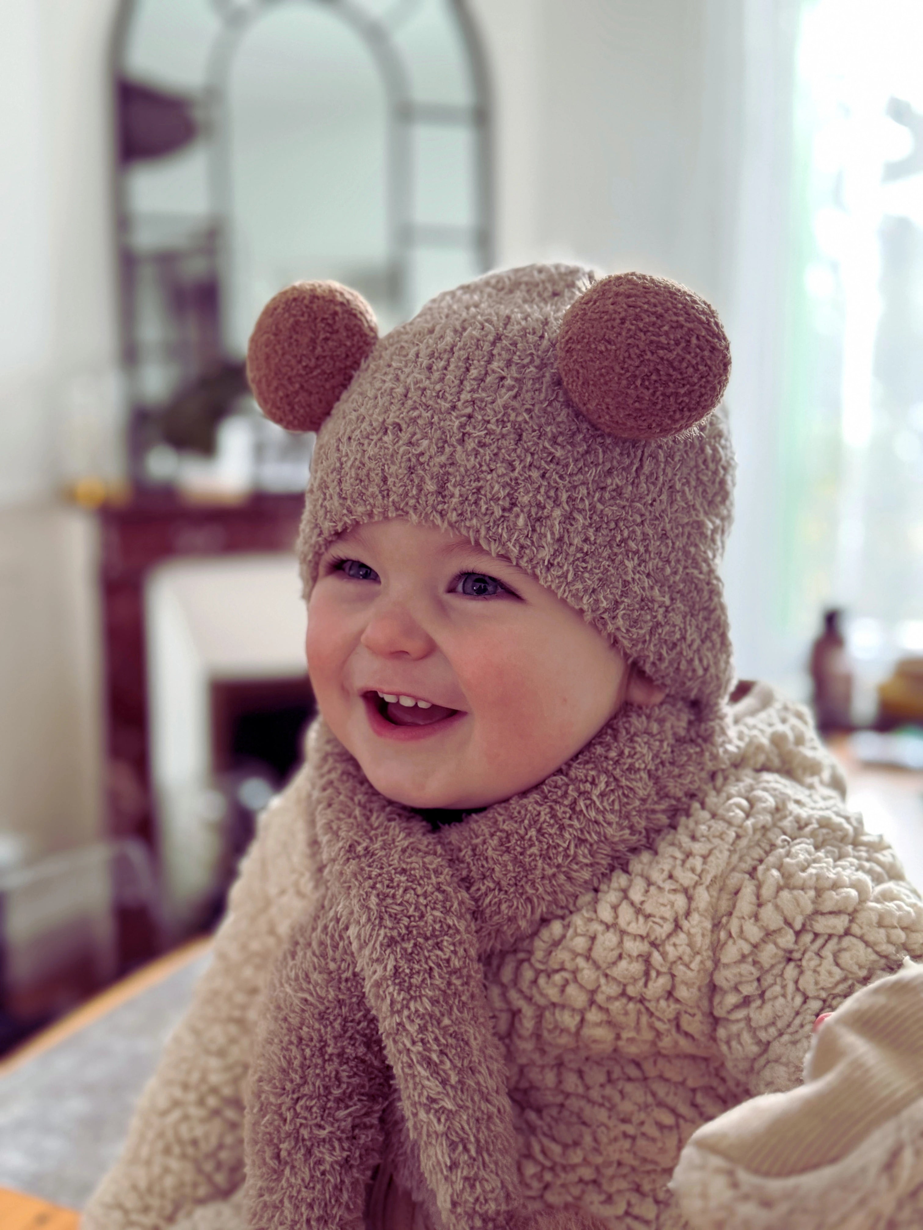 Chaleur Douillette & Praticité Tout-en-Un | Le Bonnet Ourson avec Écharpe Intégrée