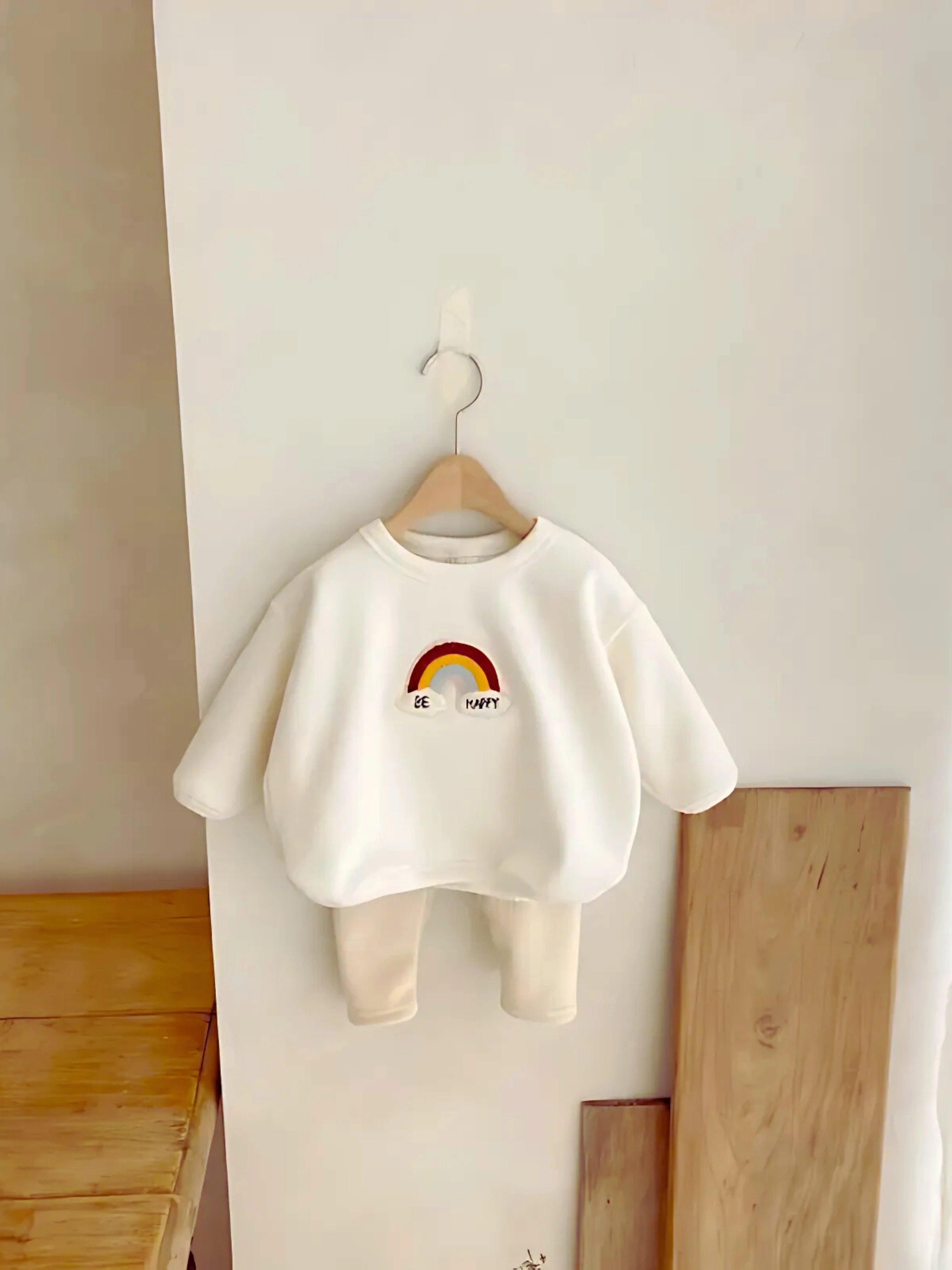 Bonne Humeur & Tenue Confort au Quotidien | L'Ensemble Sweat & Pantalon Motif Arc-en-Ciel "Be Happy"