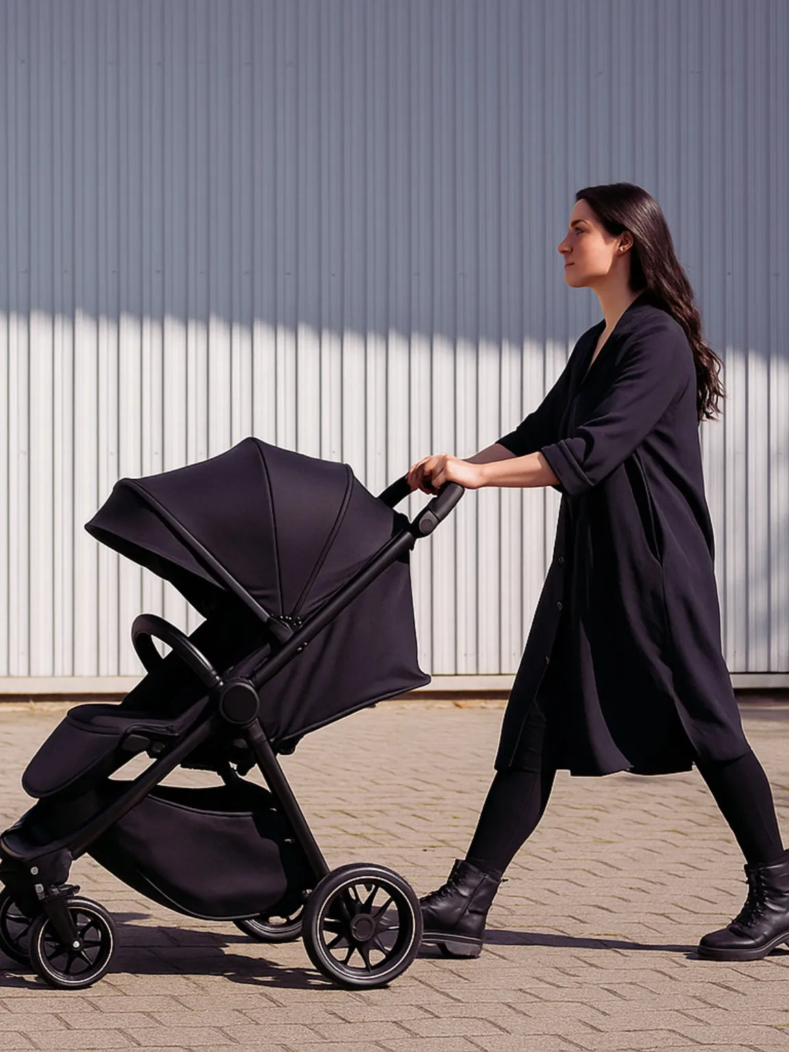 La seule poussette compacte qui protège votre bébé comme une forteresse, sans casser votre dos ni votre budget.