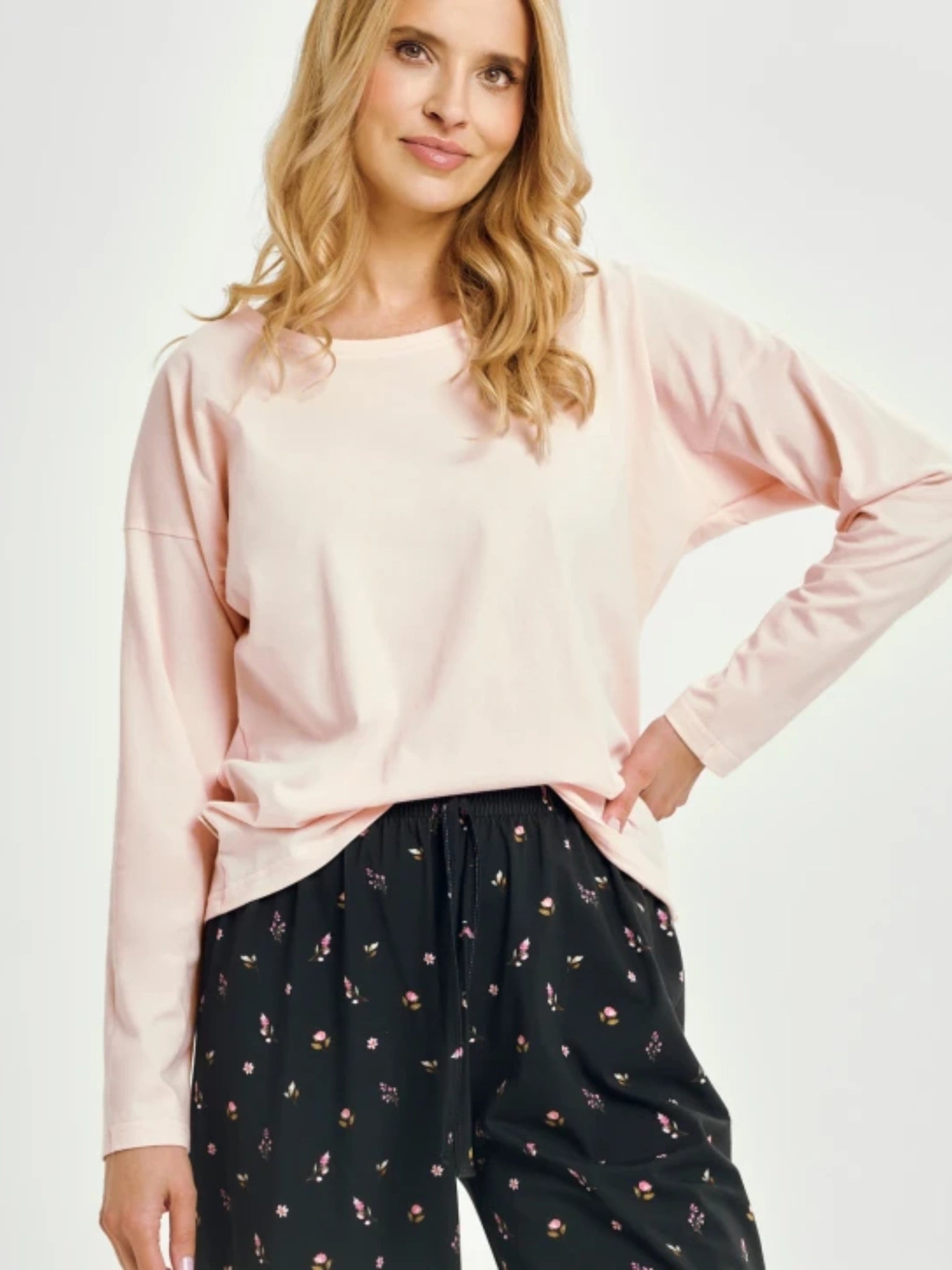 Pyjama femme deux pièces rose et noir fleuri en coton Oeko-Tex® | Style et confort au quotidien