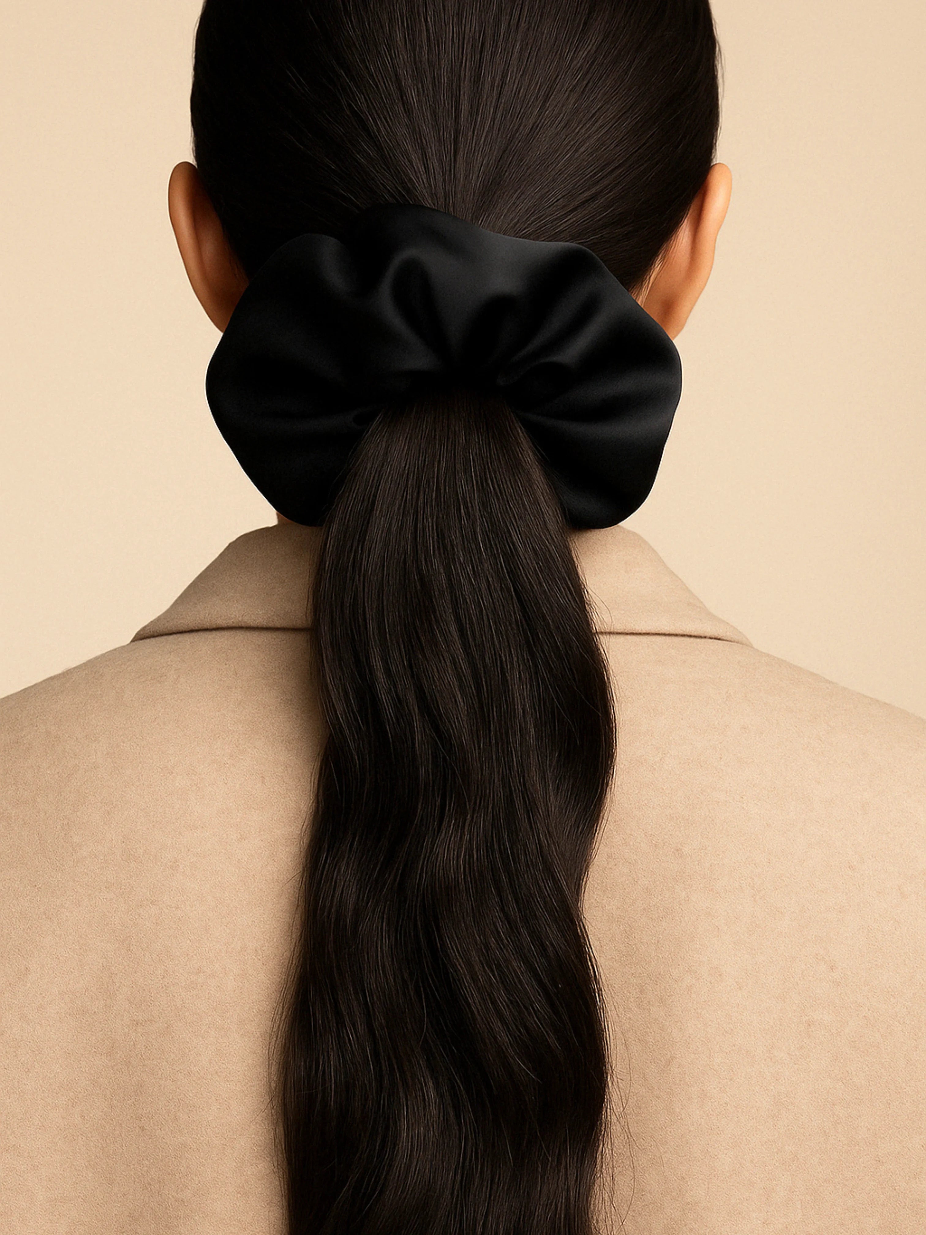 Chouchou cheveux noir en satin, accessoire chic et minimaliste pour sublimer toutes vos coiffures.