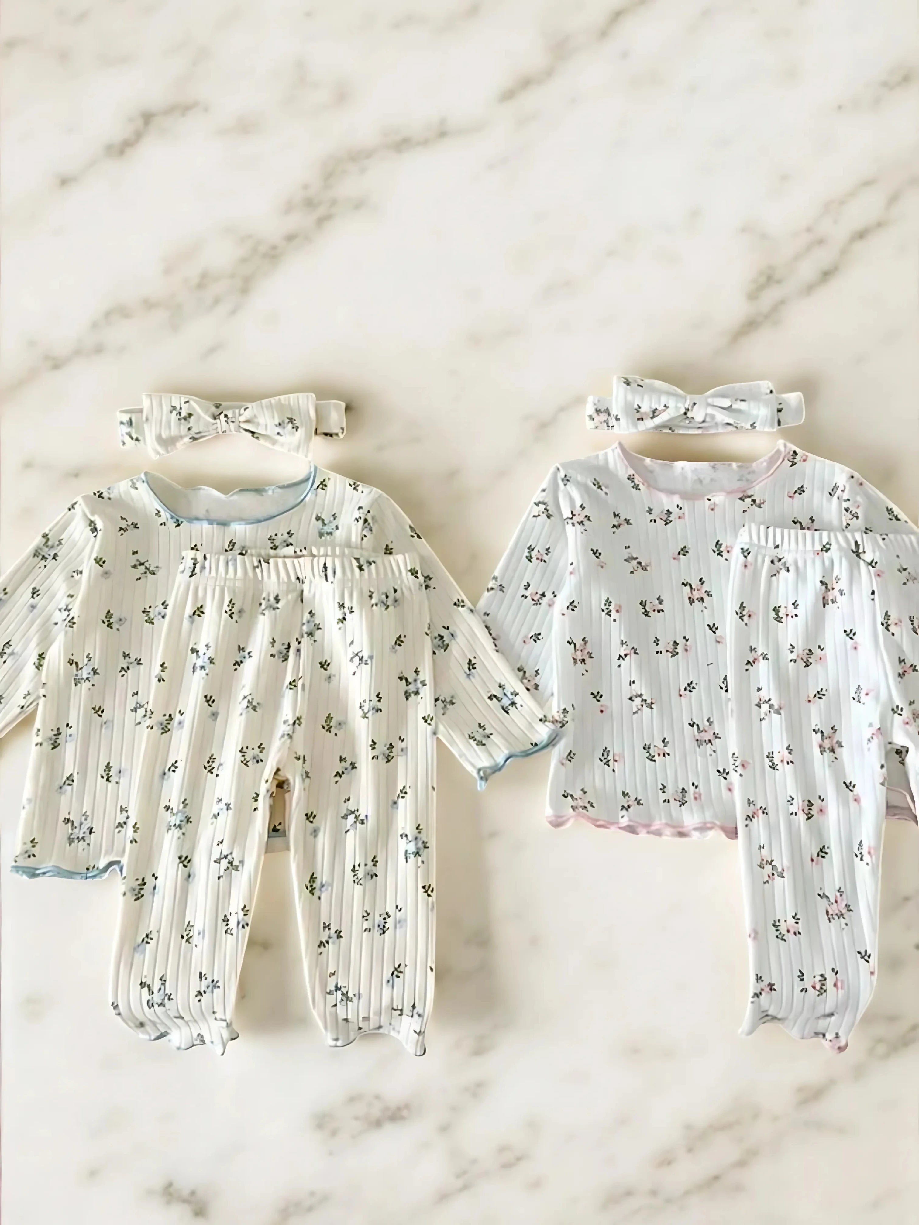Ensemble pyjama bébé mixte avec imprimé délicat, parfait pour des nuits douces et confortables.