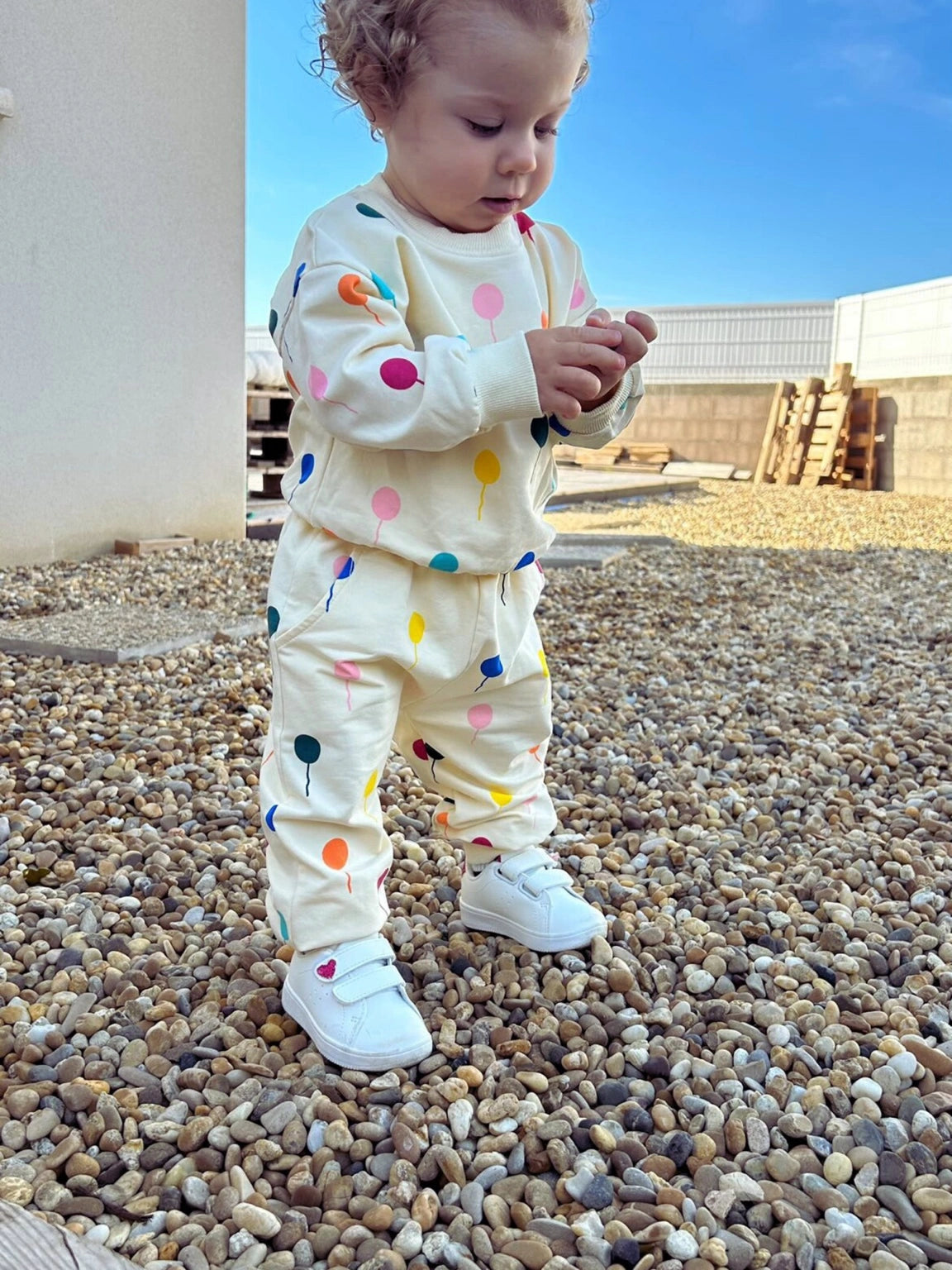 Motifs Ludiques & Tenue Confort au Quotidien - L'Ensemble Sweat & Pantalon Ballons Multicolores