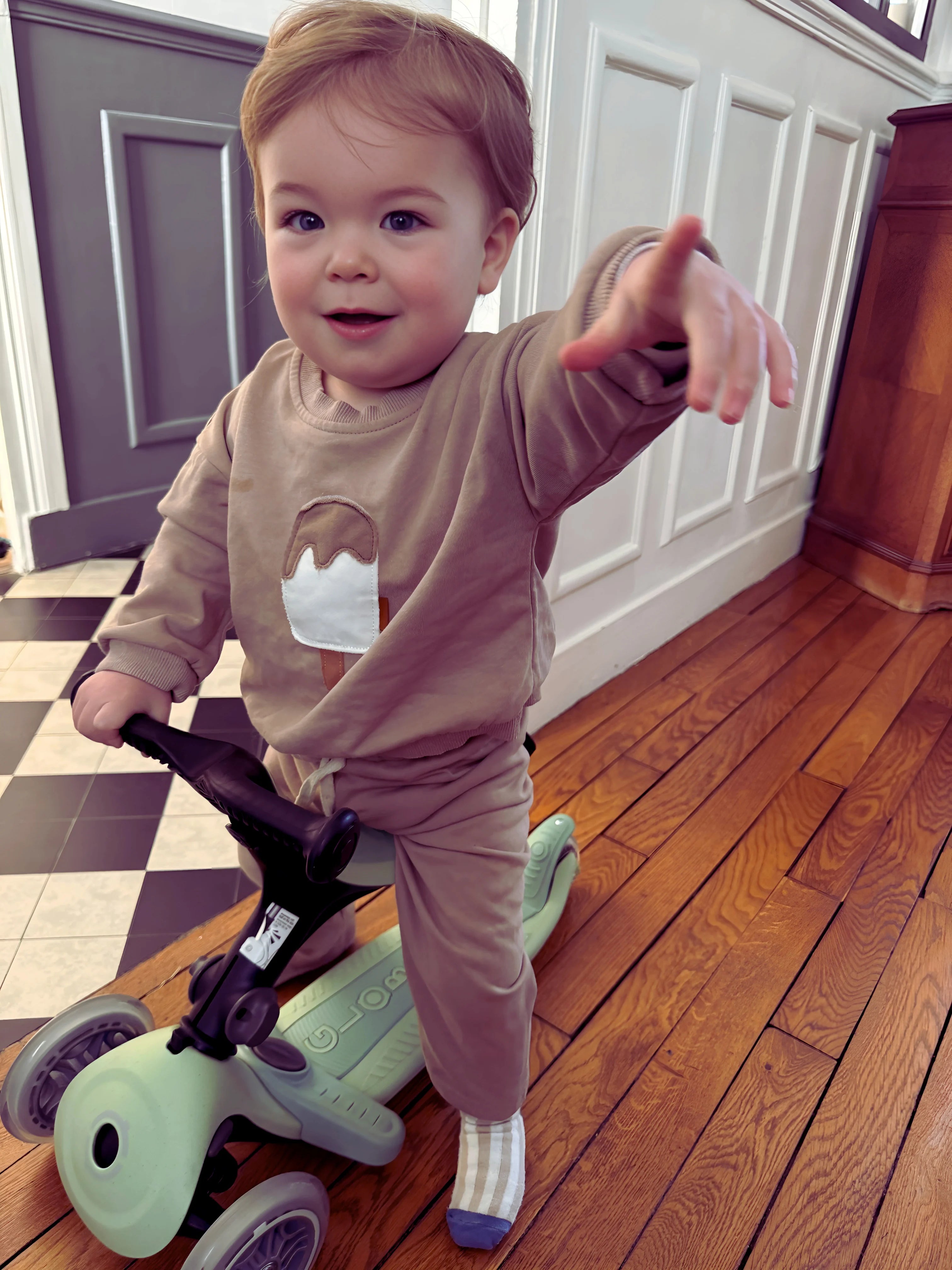 Détail Trop Chou & Confort du Quotidien | L'Ensemble Sweat & Pantalon avec Broderie Glace