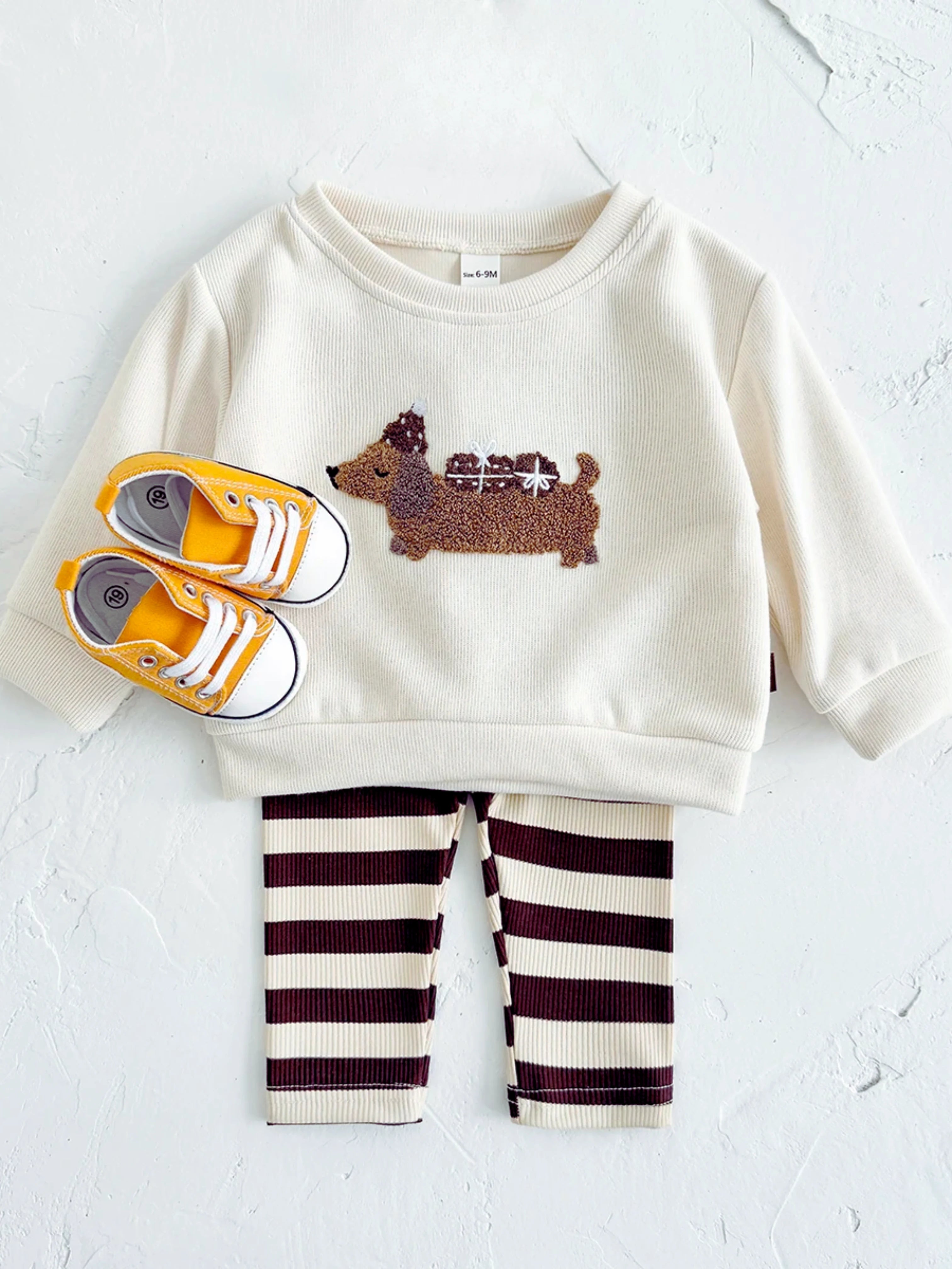 Look Mixte & Détail Brodé Adorable - L'ensemble Sweat Et Pantalon Avec Teckel Brodé