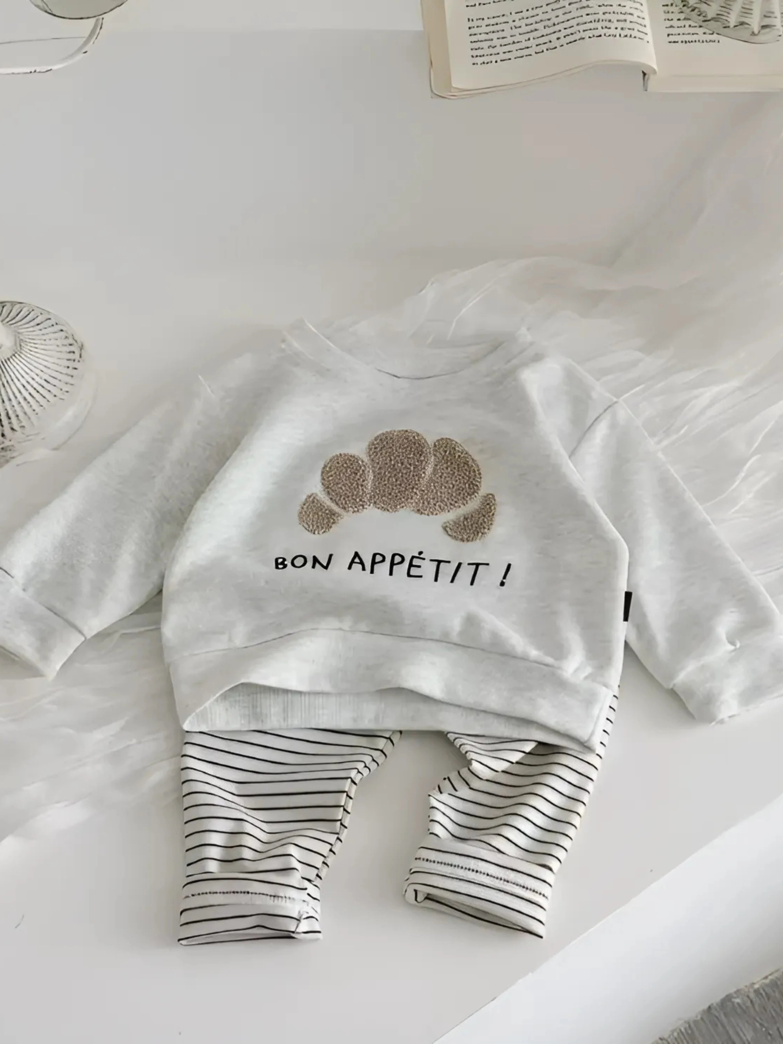 Détails Gourmands & Tenue Confort au Quotidien | L'Ensemble Sweat & Pantalon avec Broderies Cookies & Croissant