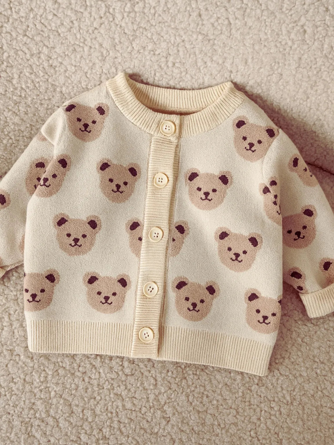 Cardigan bébé ourson en maille – Doux & facile à enfiler