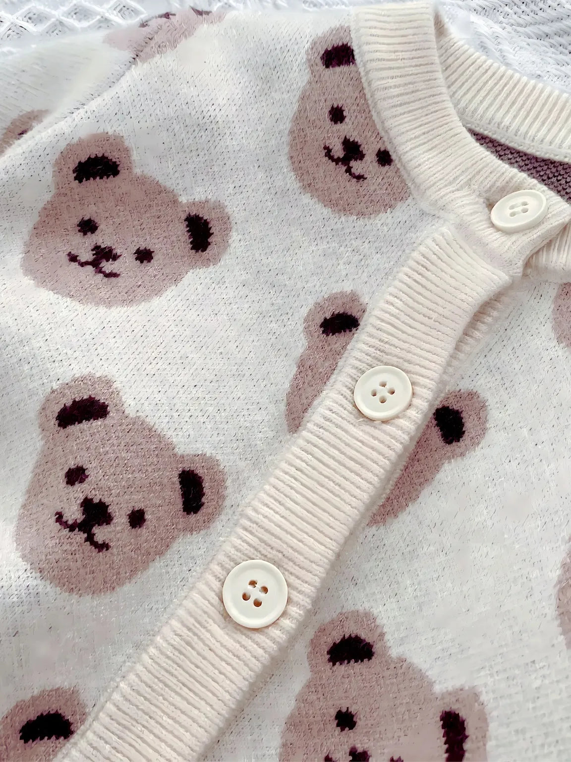 Cardigan bébé ourson en maille – Doux & facile à enfiler