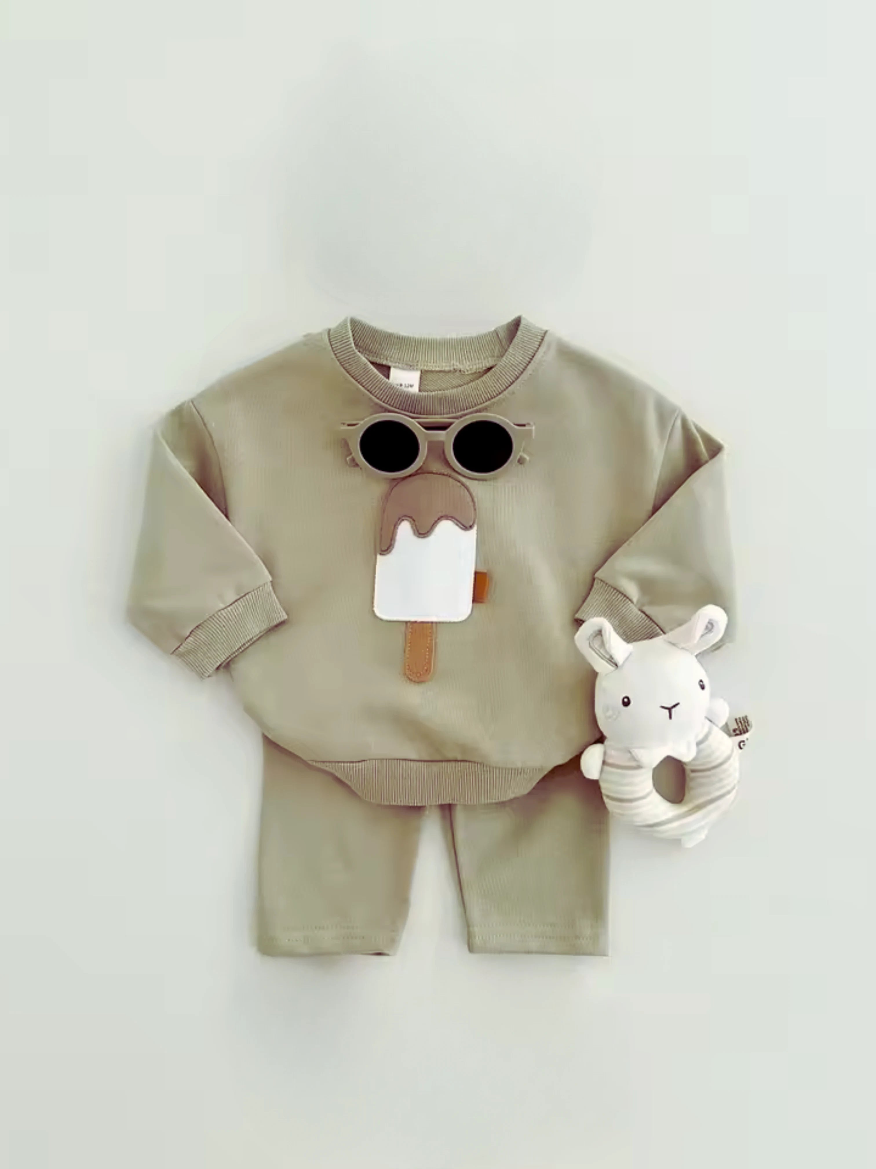 Détail Trop Chou & Confort du Quotidien | L'Ensemble Sweat & Pantalon avec Broderie Glace