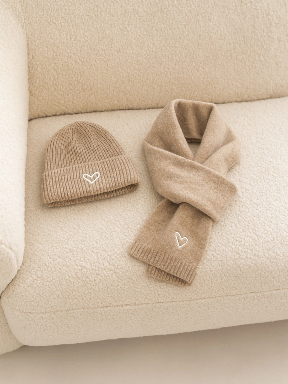 Bonnet & écharpe bébé en maille – Cœur brodé