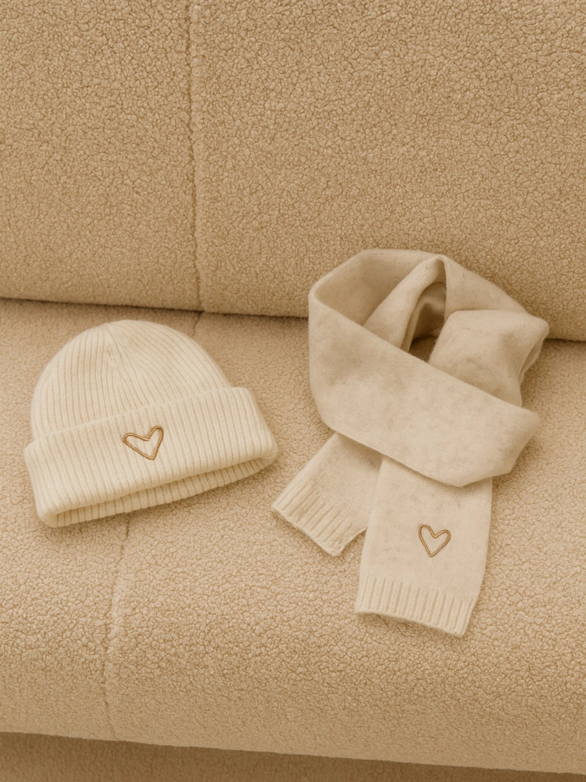 Bonnet & écharpe bébé en maille – Cœur brodé