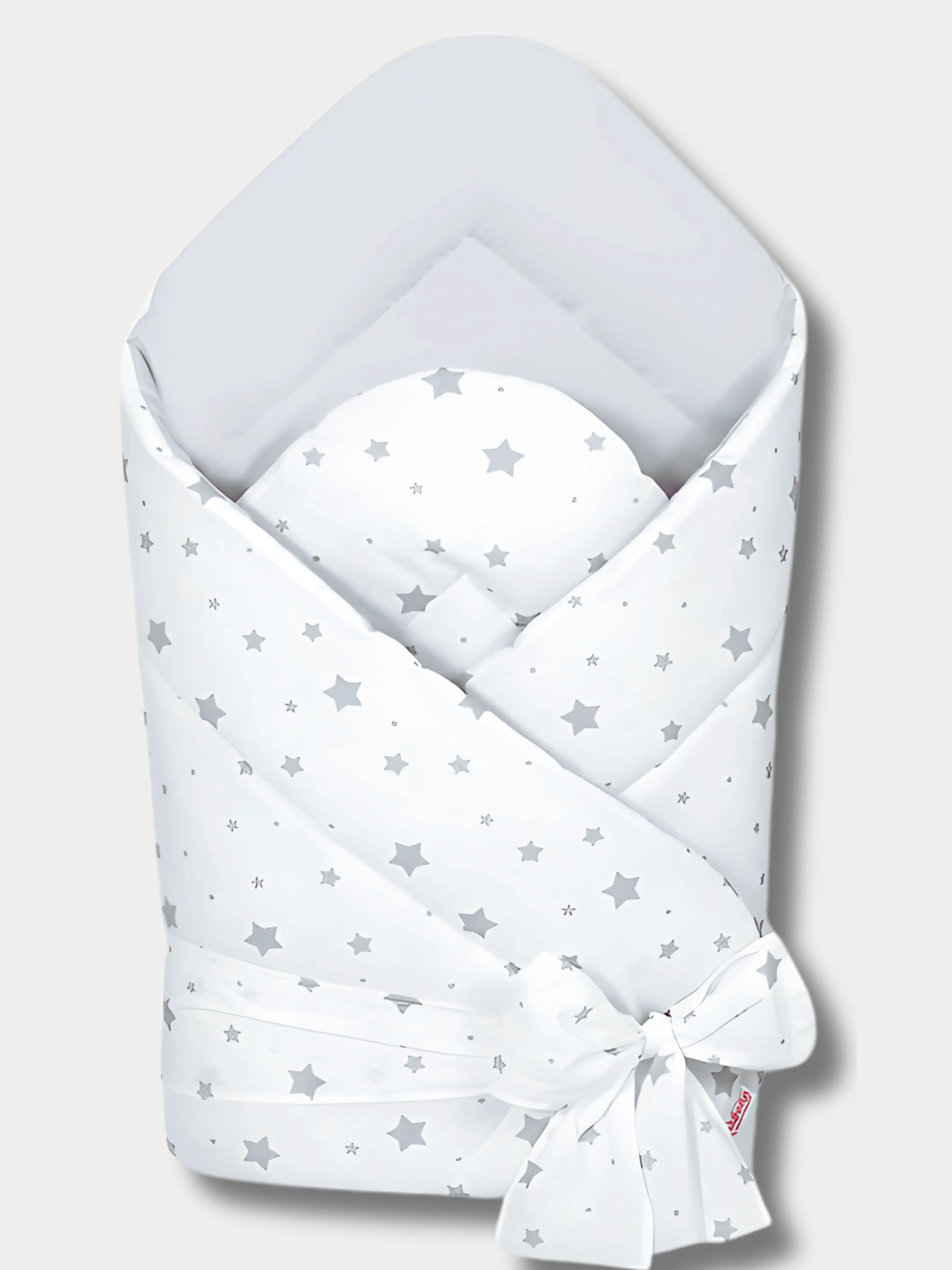 Nid d’ange pour bébé avec motif étoiles grises sur fond blanc, intérieur gris clair, en coton certifié Oeko-Tex® et confection artisanale