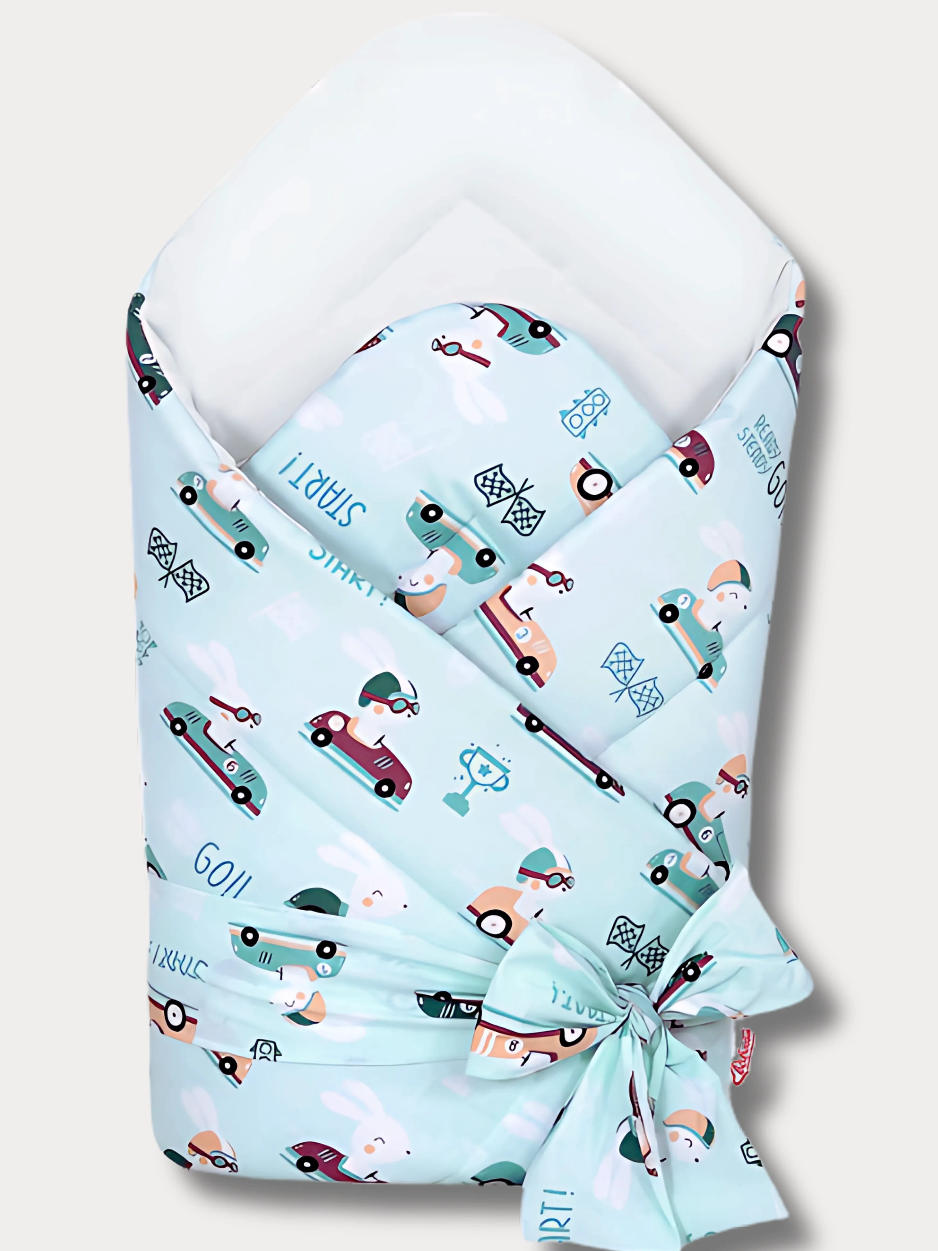 Nid d’ange bébé doux en coton Oeko-Tex avec imprimé ludique de lapins conducteurs, voitures rétro et petits trophées, fabrication artisanale.
