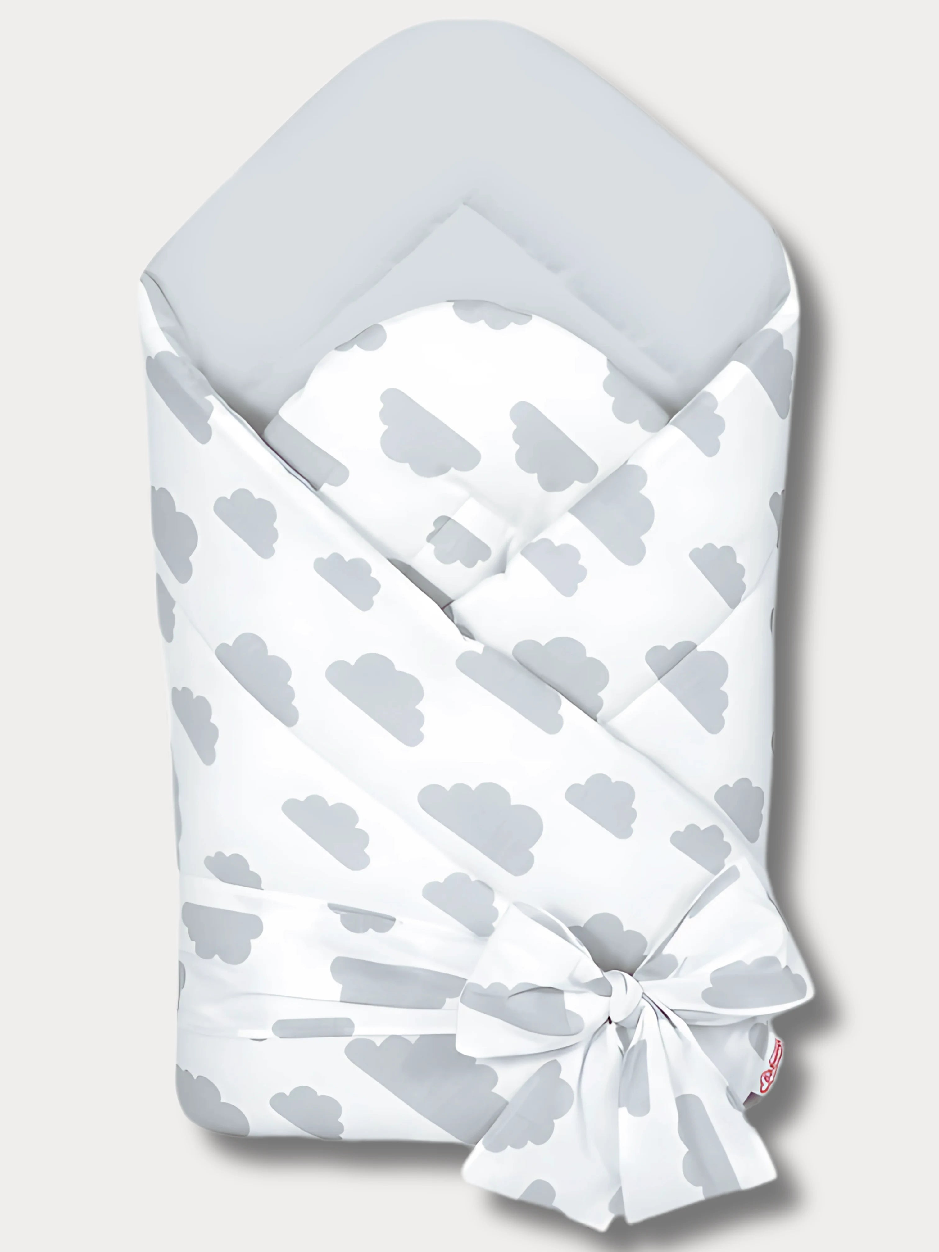 Nid d’ange pour nouveau-né, motif nuages gris sur fond blanc avec intérieur gris clair, en coton Oeko-Tex® et confection artisanale