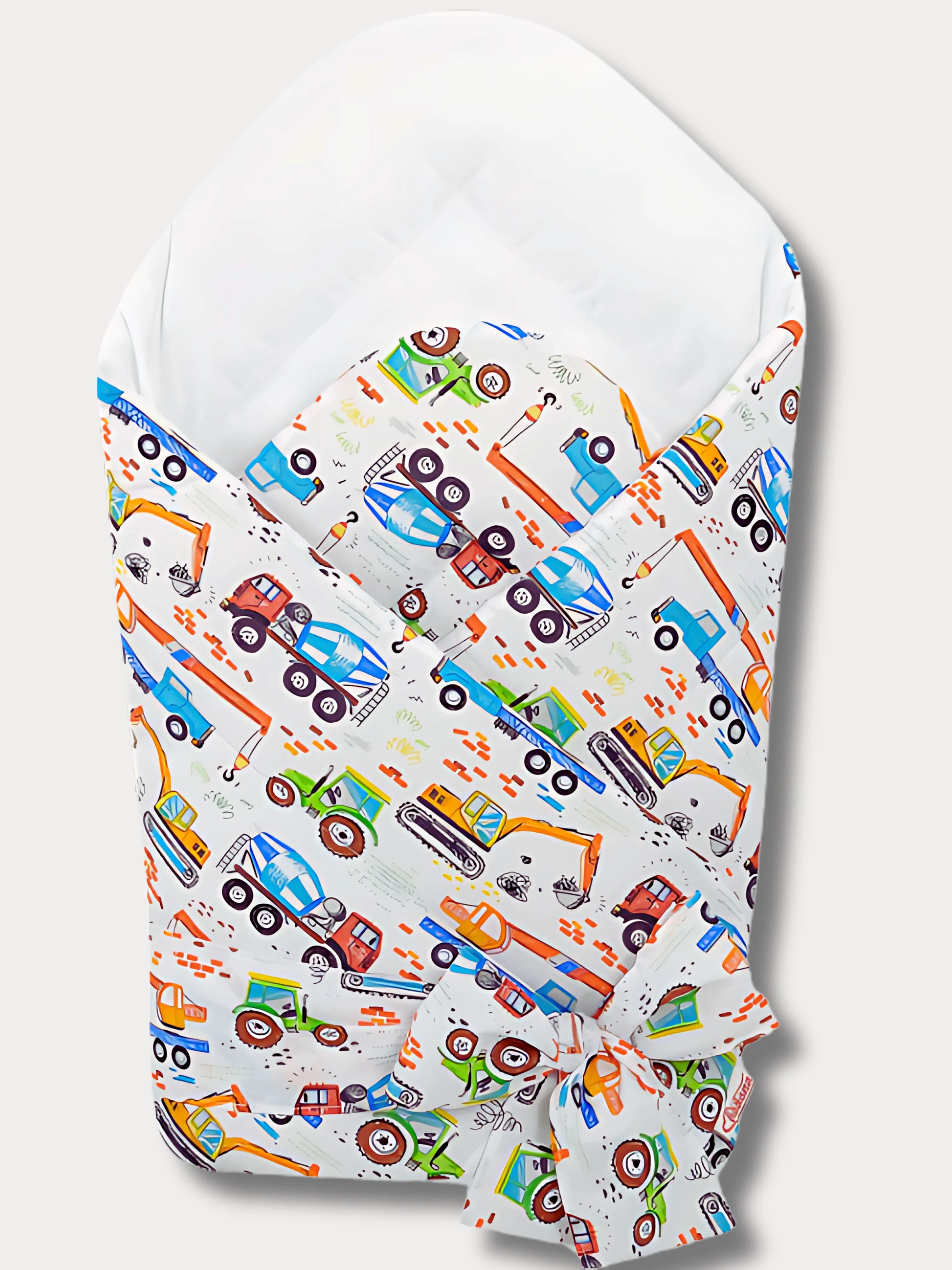 Nid d’ange pour bébé avec imprimé camions, pelleteuses et tracteurs, en coton certifié Oeko-Tex, fabriqué à la main, avec lien à nouer.