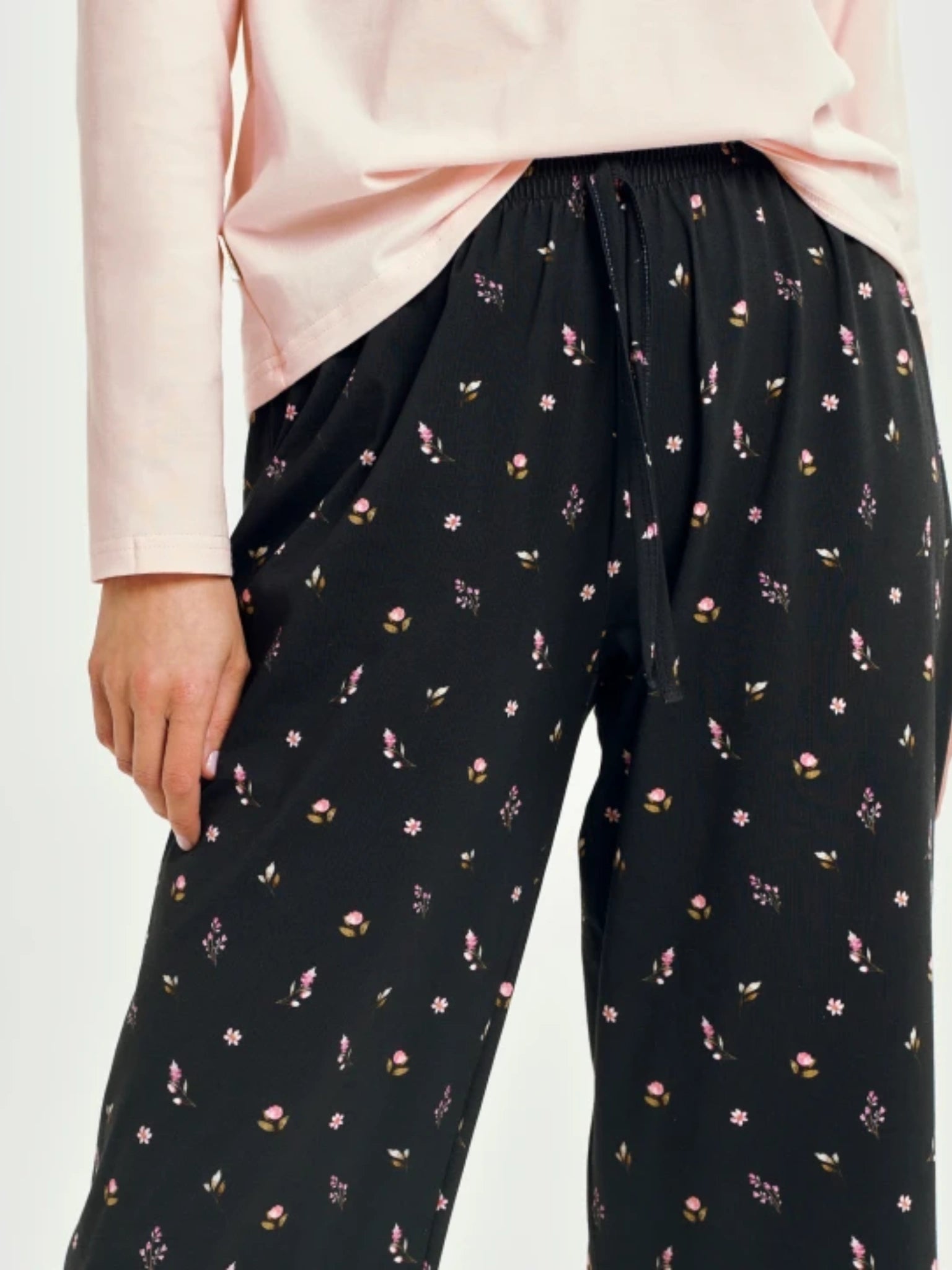 Pyjama femme deux pièces rose et noir fleuri en coton Oeko-Tex® | Style et confort au quotidien